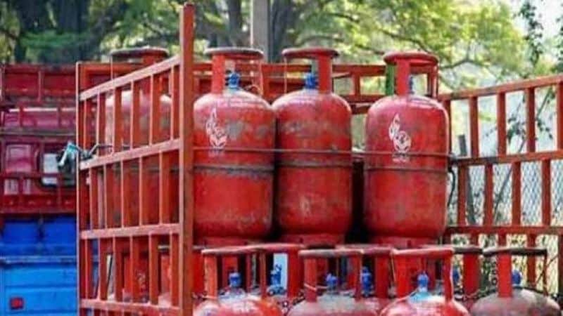 <p><br />
রাষ্ট্রায়ত্ত তেল-গ্যাস সংস্থাগুলি ঘোষণা করেছে, ১৪.২ কিলোগ্রামের ভর্তুকিহীন সিলিন্ডারের দাম কলকাতায় ২৫ টাকা বেড়ে হচ্ছে ৮২০.৫০ টাকা।</p>
