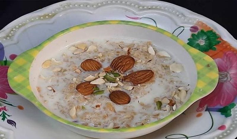 <p><strong>ওটসঃ</strong> ওটস খাওয়া শরীরের পক্ষে খুবই ভাল। ওটস অনেক ভাবেই খেতে পারেন। দুধ দিয়ে, খিচুড়ি করে যেটা ভাল লাগে সেভাবেই খেতে পারেন।</p>