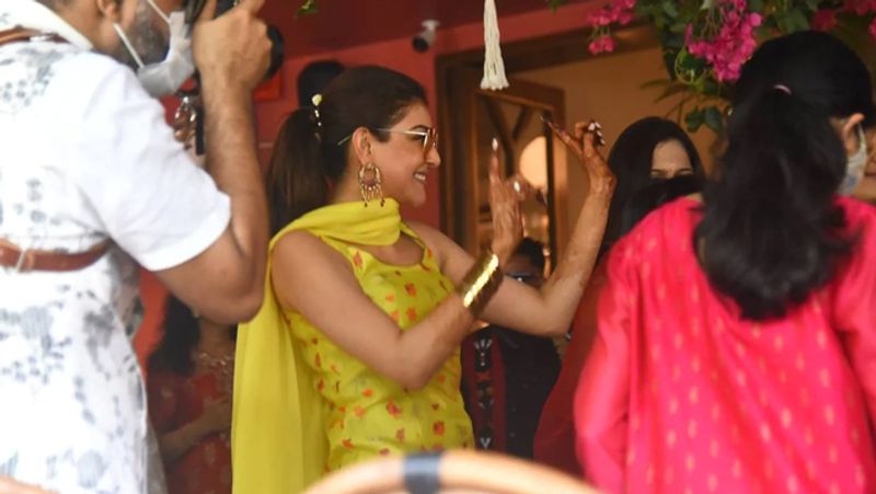 डांस करते वक्त काजल ने हाफ स्लीव्स का पीले रंग का सूट पहन रखा था। इतना ही उन्होंने एक हाथ में गोल्डन कलर की ढेर सारी चूड़ियां भी पहनी थी और गॉगल लगा रखा था। 