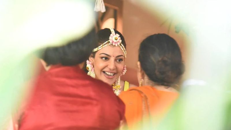 इंस्टाग्राम पर काजल ने अपनी मेहंदी सेरेमनी की फोटो शएयर की, जिसमें वो गौतम के नाम की मेहंदी बेहद खुश नजर आ रही है। इस फोटो में काजल लाइट ग्रीन कलर का सूट पहने हुए हैं जिसके साथ उन्होंने हैवी ईयररिंग्स कैरी किए हैं। काजल की इस फोटो पर कमेंट करते हुए उनकी बहन निशा अग्रवाल ने कहा- मैं सदके जावा। 