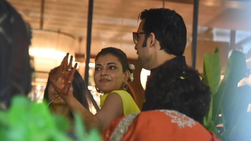 हल्दी लगने से पहले काजल ने मंगेतर के नाम की हाथों में मेहंदी लगाकर जमक डांस किया। उनका डांस वीडियो सोशल मीडिया पर वायरल हो रहा है।
