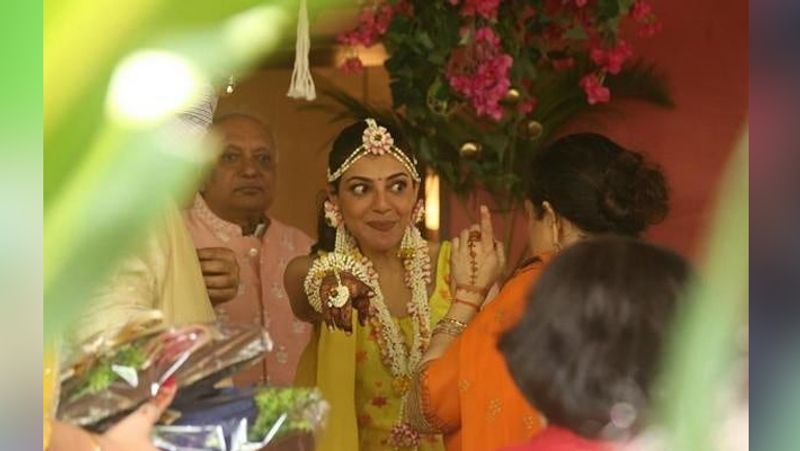 'मगाधीरा', 'आर्या 2', 'डार्लिंग', 'मिस्टर परफेक्ट', 'विवेगम' जैसी कई सुपरहिट फिल्मों में काम करने वाली काजल ने 2019 में यह कबूल किया था कि वह एक ऐसे व्यक्ति से शादी करेंगी, जो फिल्म इंडस्ट्री से संबंध नहीं रखता होगा। 