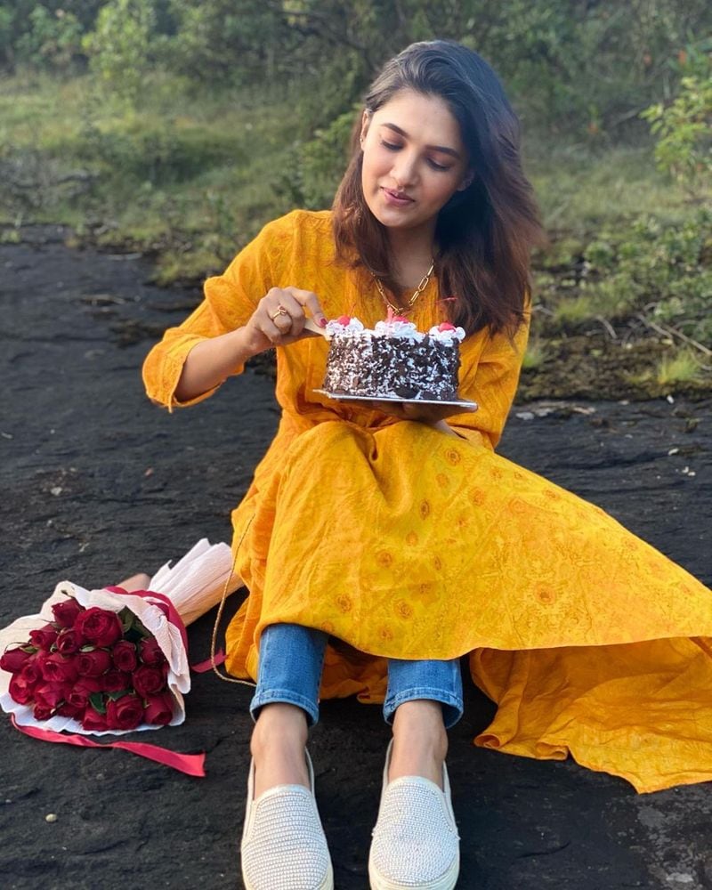 Actress Vanni bhojan Birthday celebration photos