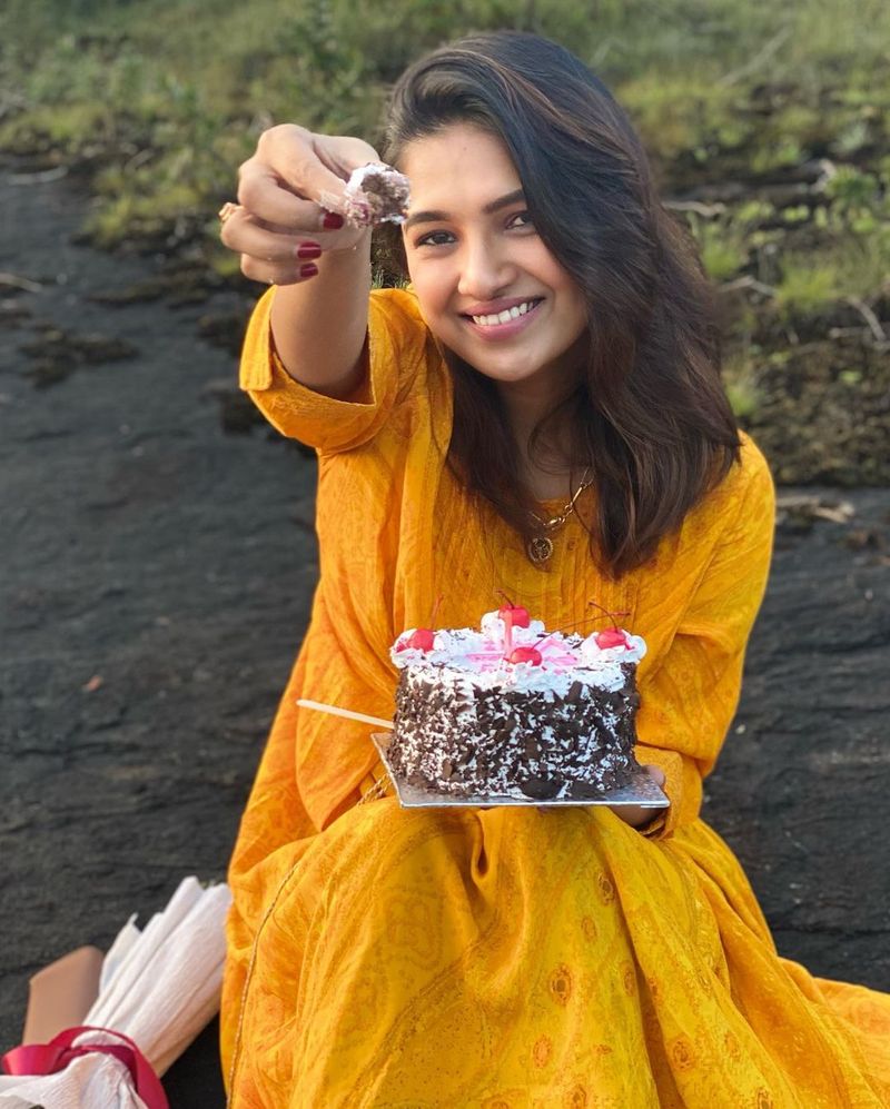 Actress Vanni bhojan Birthday celebration photos