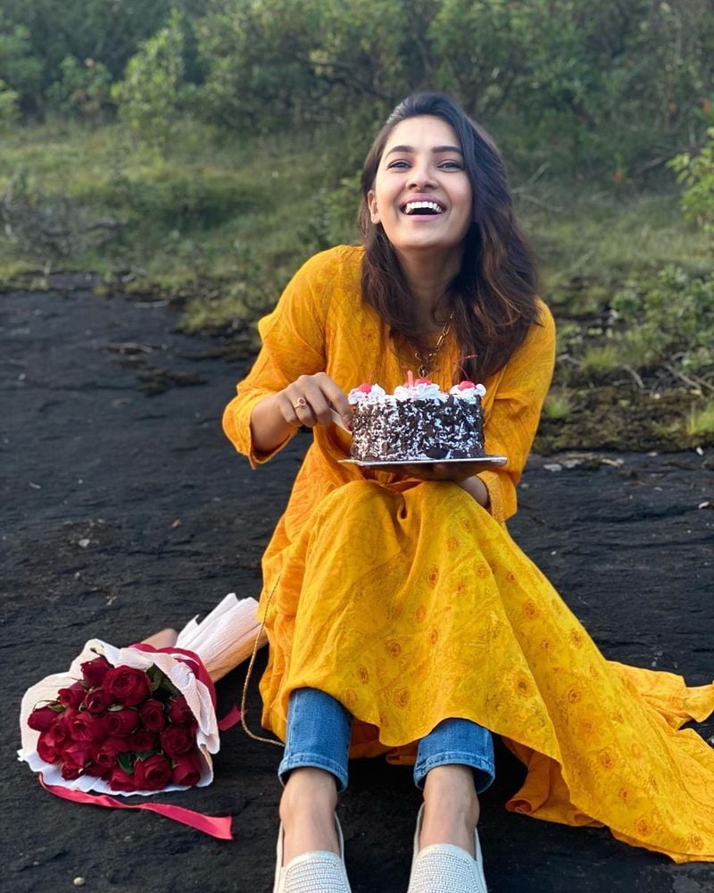 Actress Vanni bhojan Birthday celebration photos