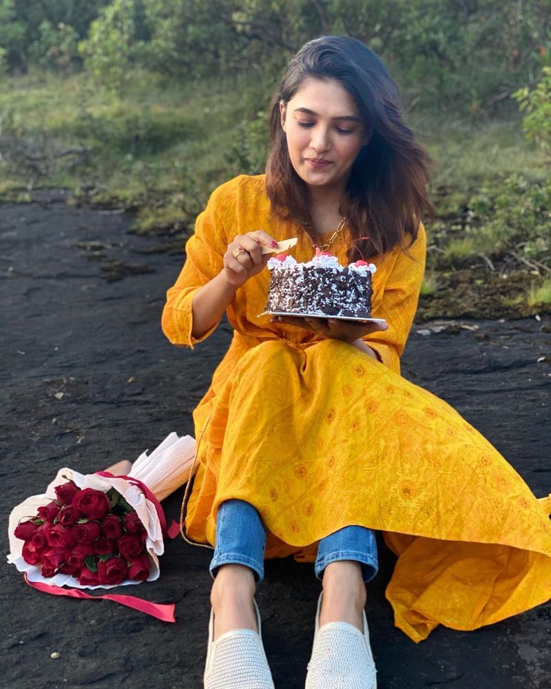 Actress Vanni bhojan Birthday celebration photos