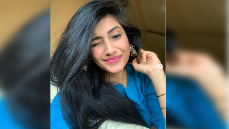 कानों में झुमके और आंख मारती धनाश्री की ये तस्वीर फैंस के साथ-साथ उनके होने वाले पति को भी बहुत पसंद आ रही है। हजारों लोग उनकी इस तस्वीर पर लाइक और कमेंट कर चुके हैं।