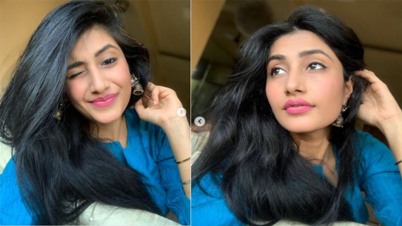 चहल की शानदार परफॉमेंस के पीछे फैंस धनाश्री को लकी चार्म मान रहे हैं। लोगों का कहना है कि उनके मैच में आने से आरसीबी हर मैच जीत रही है। हालांकि मुंबई इंडियंस के साथ हुआ पिछला मैच आरसीबी हार गई थी। लेकिन इस मैच में चहल ने 2 विकेट चटकाए थे।