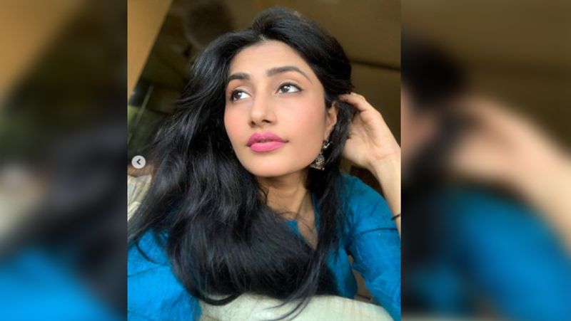 इसी बीच धनाश्री वर्मा की कुछ तस्वीर सोशल मीडिया पर जमकर वायरल हो रही है। ब्लू कलर का कुर्ता पहने चहल की होने वाली पत्नी बेहद खूबसूरत लग रही है। 