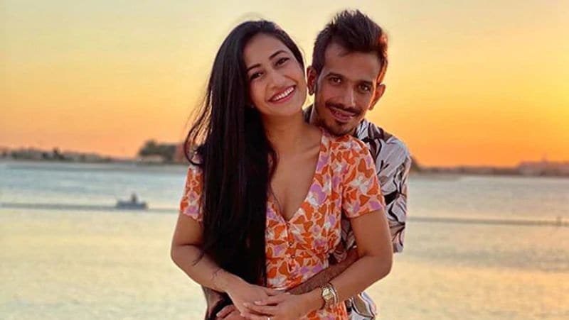 बता दें कि धनाश्री और युजवेंद्र चहल ने 2 महीने पहले ही लॉकडाउन के दौरान सगाई की थी। इसके बाद 21 अगस्त को वो आईपीएल के लिए दुबई आ गए थे। इस दौरान वह अपनी मंगेतर के साथ ऑनलाइन तो जुड़े थे लेकिन अब दोनों दुबई में एक साथ टाइम स्पेंड कर रहे हैं।
