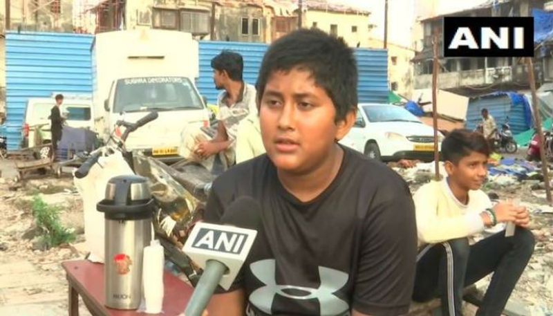 14-year-old boy sells tea after mother loses job Mumbai mah