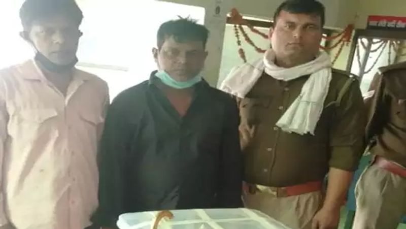 डॉ लईक ने बताया कि तांत्रिक ने उसे कहा कि इस चिराग से जिन्न निकलता है, जिसकी मदद से तुम बेशुमार दौलत के मालिक बन जाओगे, और तो और इस तांत्रिक ने अपने साथियों की मदद से उसे जिन्न भी दिखाया। डॉक्टर ने कहा कि इस चिराग को पाने के लिए वो पिछले 2 साल से तांत्रिकों को किश्तों में पैसे दे रहे हैं।