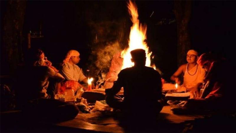 डॉक्टर ने आरोप लगाया कि तांत्रिक इकरामुद्दीन, अनीस और एक महिला ने उसपर और उसके परिवार पर तंत्र मंत्र का प्रयोग किया और अलादीन का चिराग बता कर एक नकली चिराग थमा दिया। इस चिराग के एवज में उसने डॉक्टर से ढाई करोड़ रुपए ऐठ लिए।