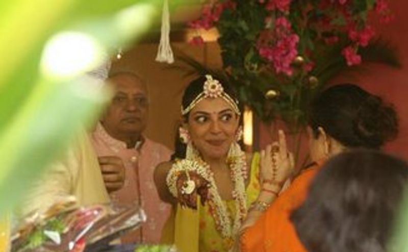 kajal agarwal shines more in bridal get up photos goes viral ksr