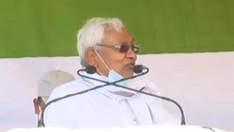 2000 के विधानसभा चुनाव में किसी पार्टी या गठबंधन को बहुमत नहीं मिला। तब वो अटल सरकार में कृषि मंत्री थे। चुनाव के बाद भाजपा के समर्थन से पहली बार 3 मार्च 2000 को बिहार के मुख्यमंत्री की शपथ ली थी। हालांकि, बहुमत नहीं होने के कारण उन्हें 7 दिन में इस्तीफा देना पड़ा था और राबड़ी देवी मुख्यमंत्री बनीं।