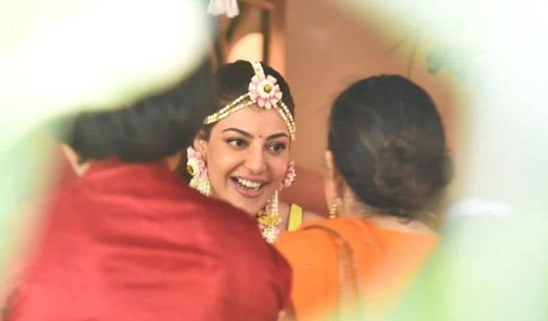 शादी सिम्पल तरीके से होने के बावजूद उनके घर जश्न का माहौल है और गुरुवार को काजल की मेहंदी की रस्म अदा की गई। 