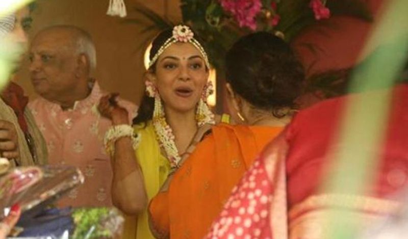 हल्दी लगने से पहले काजल ने मंगेतर के नाम की हाथों में मेहंदी लगाकर जमक डांस किया। उनका डांस वीडियो सोशल मीडिया पर वायरल हो रहा है।
