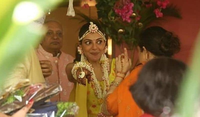 डांस करते वक्त काजल ने हाफ स्लीव्स का पीले रंग का सूट पहन रखा था। इतना ही उन्होंने एक हाथ में गोल्डन कलर की ढेर सारी चूड़ियां भी पहनी थी और गॉगल लगा रखा था।