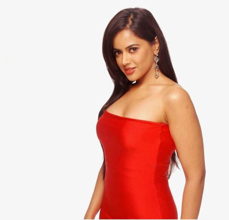 sameera reddy respond on re entry arj