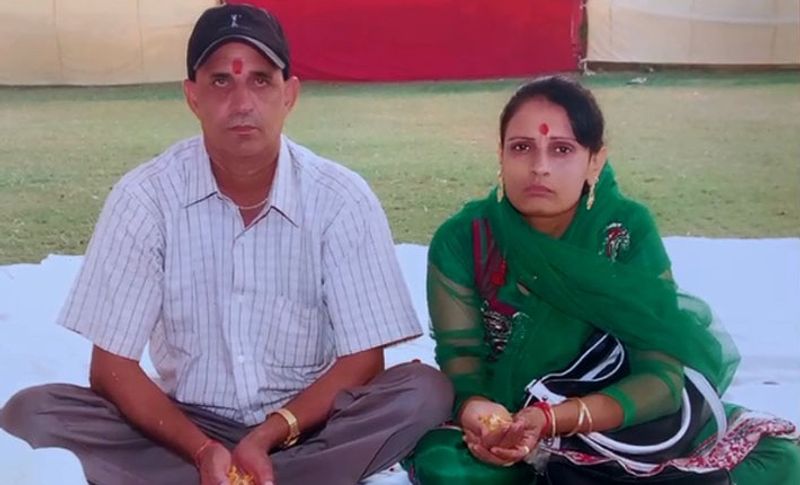 दरअसल, यह दिल दहला देने वाली वारदात नवांशहर जिले के बलाचौर के गांव बुर्ज चक् में गुरुवार देर रात सामने आई, जिसका खुलासा शुक्रवार सुबह हुआ। यहां बेटे हरदीप ने रात को सोते में पिता जोगिन्द्र पाल उर्फ किंग और मां परमजीत कौर को दरांत से काट डाला और फरार हो गया। सुबह जब पड़ोस में रहने वाले लोगों को इस घटना के बारे में पता चला तो उन्होंने पुलिस को सूचित कर मौके पर बुलाया। इसके बाद पुलिस ने शव को कब्जे में लेने के बाद आरोपी के खिलाफ मामला दर्ज कर उसकी तलाश शुरू कर दी है।
