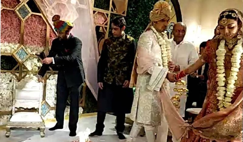 मीडिया रिपोर्ट्स की मानें तो काजल और गौतम के परिवारवालों ने शादी को बेहद सिम्पल तरीके से करने का फैसला किया है। काजल और गौतम ने मुंबई में एक प्राइवेट सेरेमनी में 7 फेरे लिए।