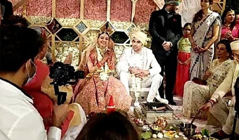 काजल की शादी सिंपल तरीके से होने के बावजूद उनके घर जश्न का माहौल था और गुरुवार को एक्ट्रेस की मेहंदी की रस्म अदा की गई। इंस्टाग्राम पर काजल ने अपनी मेहंदी सेरेमनी की फोटो शेयर की थी, जिसमें वो गौतम के नाम की मेहंदी लगाकर बेहद खुश नजर आ रही हैं। 
