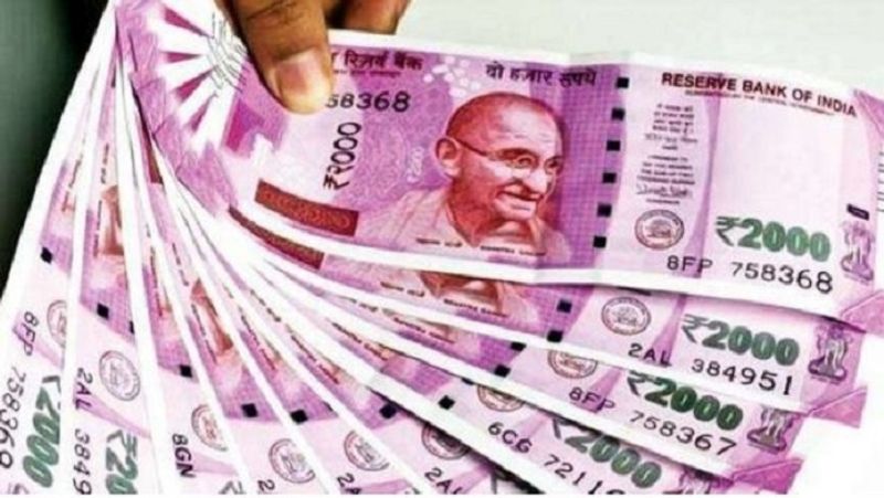 क्या है ब्याज दर
किसान विकास पत्र (KVP) के लिए वित्त वर्ष 2021 की दूसरी तिमाही यानी 30 सितंबर तक इसकी ब्याज दर 6.9 फीसदी निर्धारित की गई है। इससे इस योजना में किया गया निवेश 124 महीने में दोगुना हो जाएगा। अगर कोई एकमुश्त इसमें 1 लाख रुपए का निवेश करता है, तो उसे मेच्योरिटी पर 2 लाख रुपए मिलेंगे।
(फाइल फोटो)
