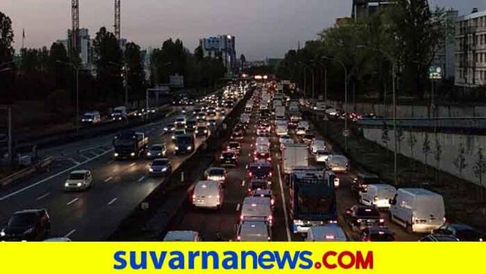700-km traffic jams in Paris as people flee ahead of 2nd Covid-19 lockdown 700-km traffic jams in Paris as people flee ahead of 2nd Covid-19 lockdown