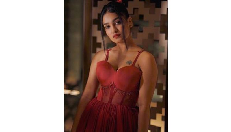 saniya iyappan in red dress