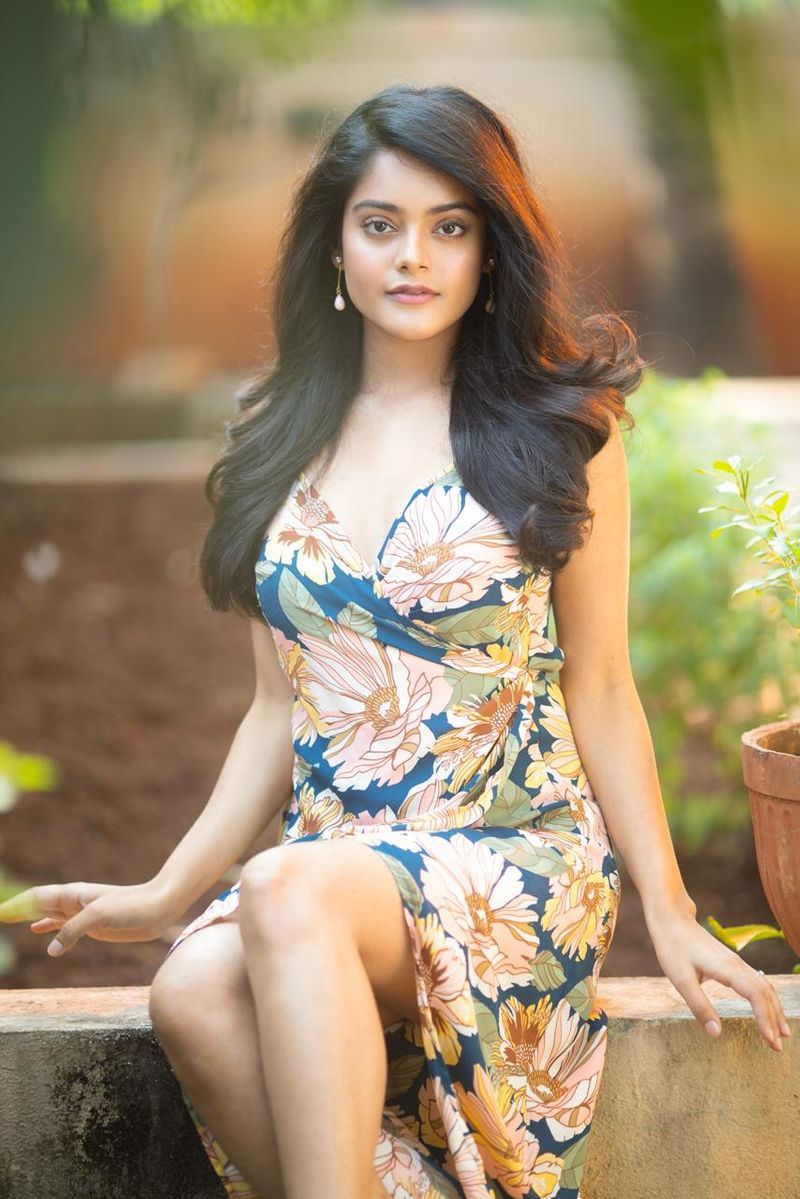 young heroin riddhi kumar teasing poses goes viral ksr