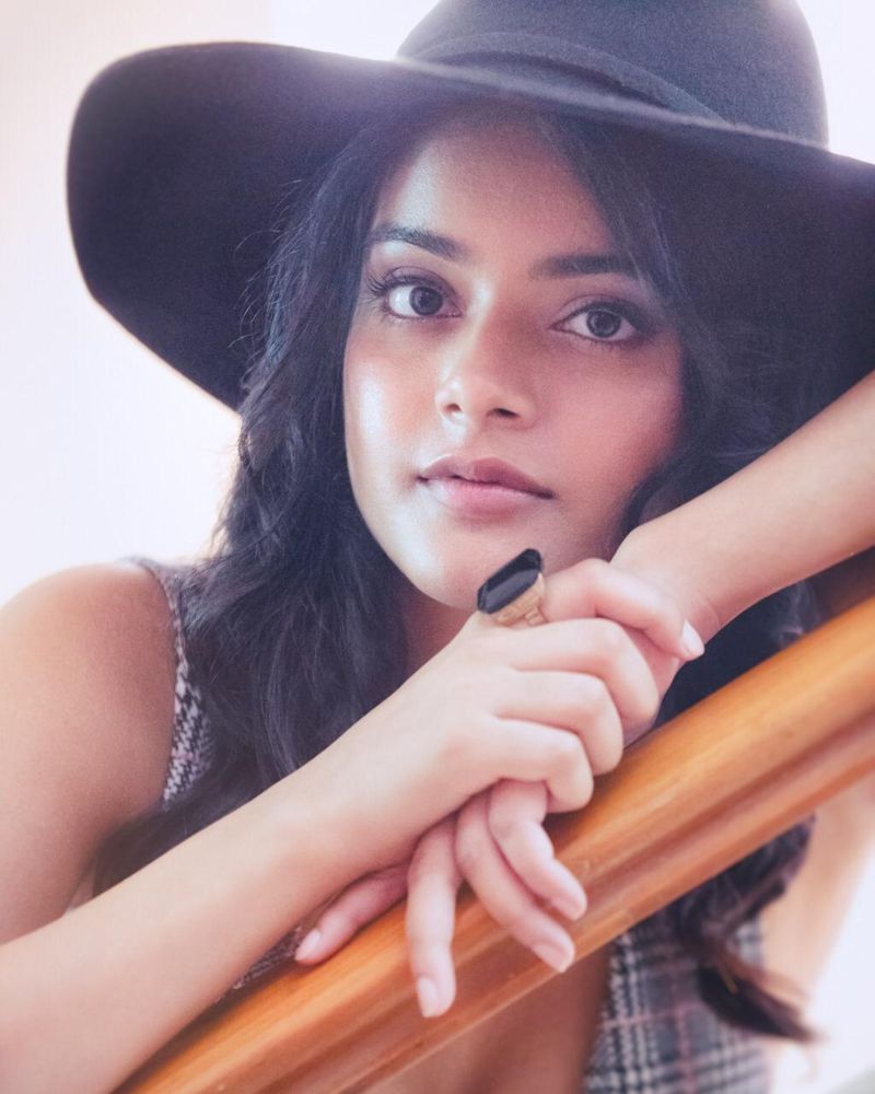 young heroin riddhi kumar teasing poses goes viral ksr