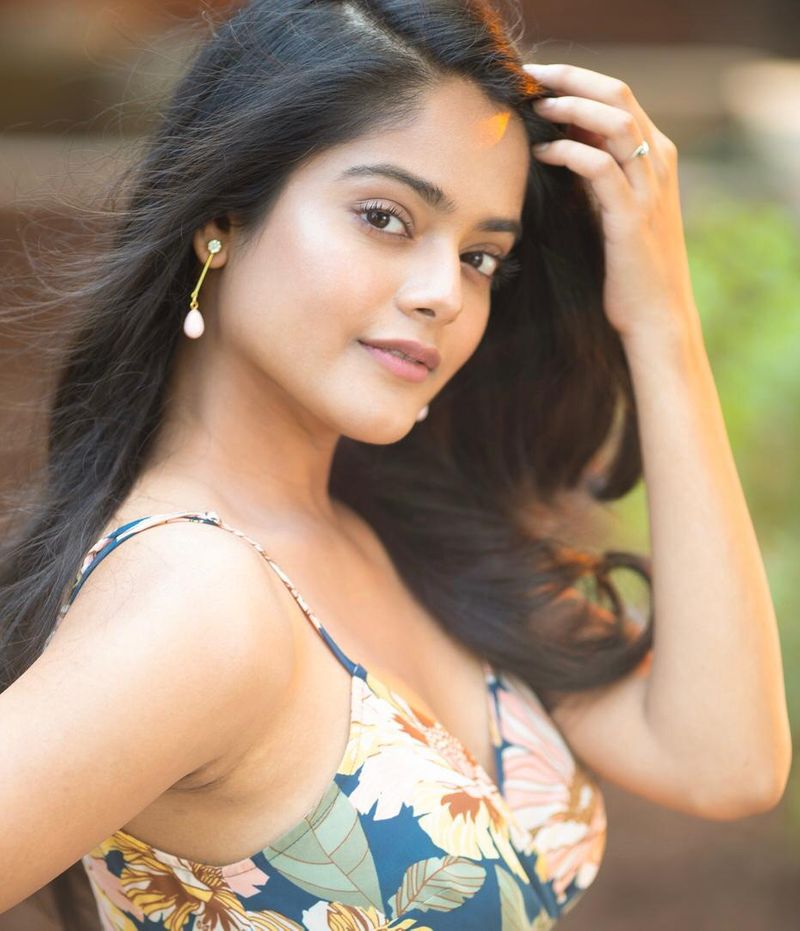 young heroin riddhi kumar teasing poses goes viral ksr