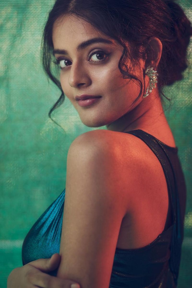 young heroin riddhi kumar teasing poses goes viral ksr