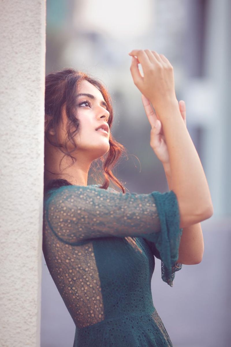 young heroin riddhi kumar teasing poses goes viral ksr