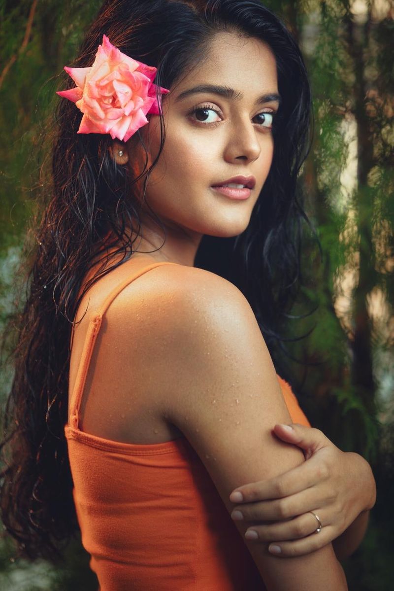 young heroin riddhi kumar teasing poses goes viral ksr