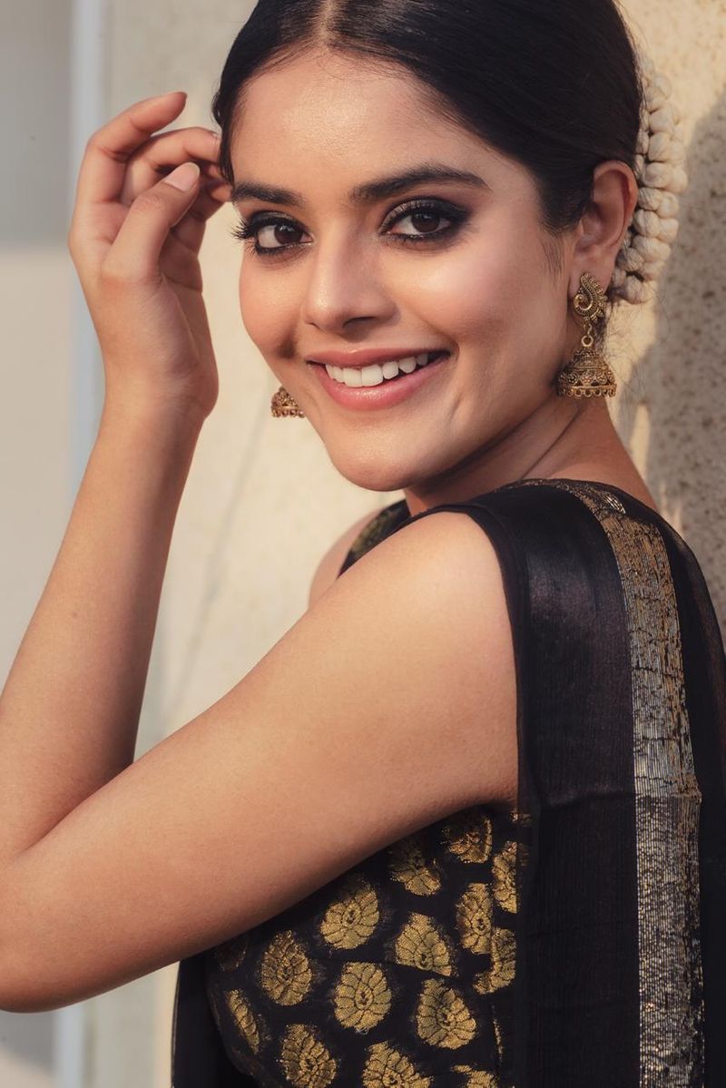 young heroin riddhi kumar teasing poses goes viral ksr