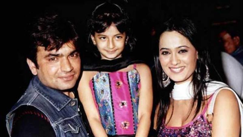 बता दें कि श्वेता ने 19 साल की उम्र में साउथ फिल्म इंडस्ट्री के एक्टर और फिल्म प्रोड्यूसर राजा चौधरी से 1999 में लव मैरिज की थी। इस शादी का श्वेता की फैमिली ने काफी विरोध भी किया था लेकिन कपल ने फैमिली की परवाह न करते हुए ये शादी रचाई थी।
