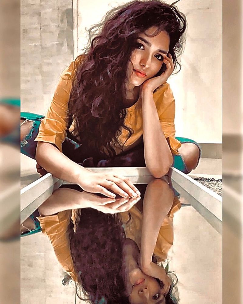 Actress Sunaina Hot beach photo going viral