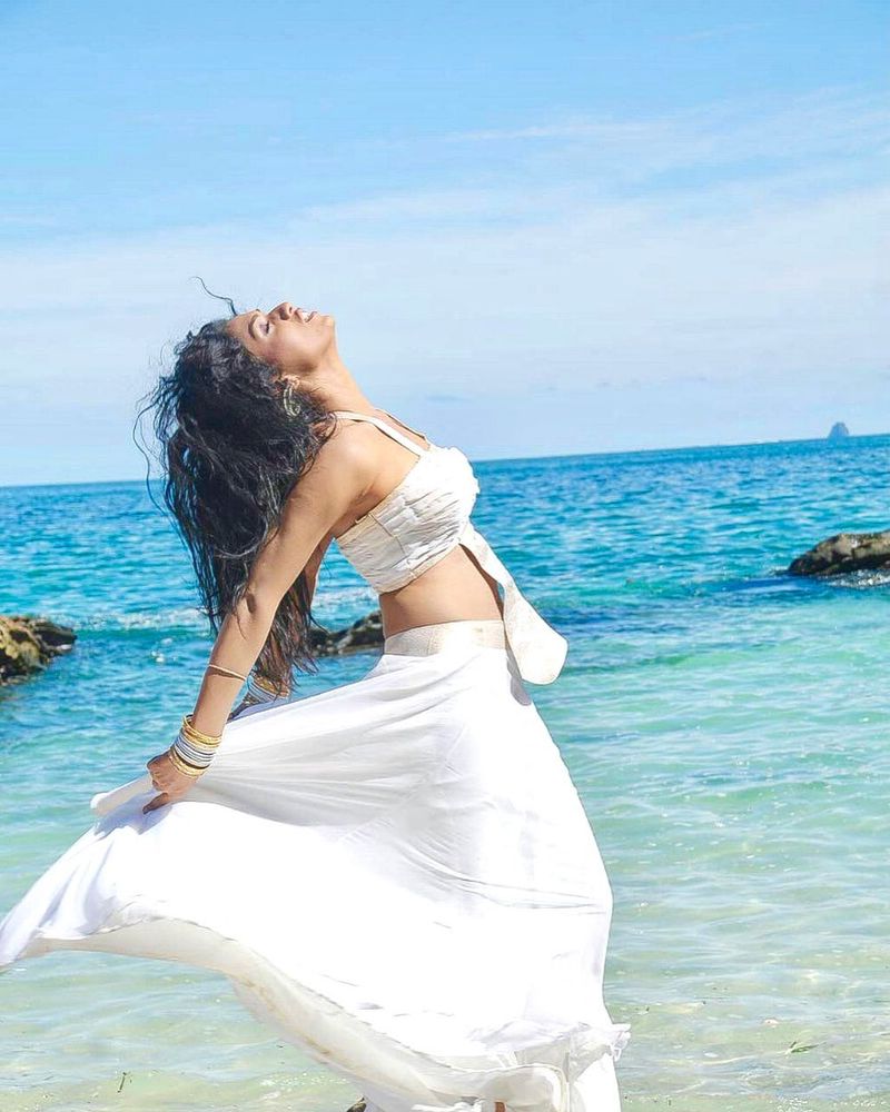 Actress Sunaina Hot beach photo going viral