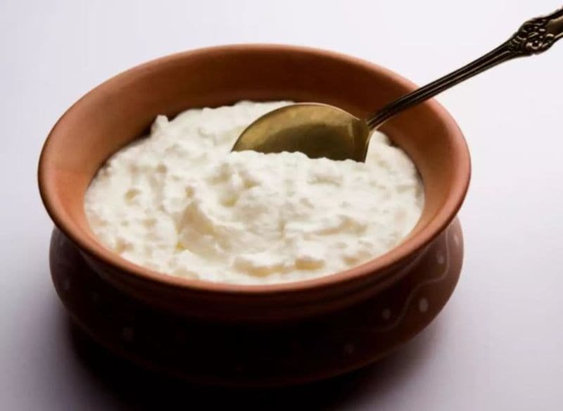 Reduces high blood pressure: A research presented at the High Blood Pressure Research Scientific Sessions of the American Heart Association (AHA) showed that people who ate more non-fat yogurt were 31 percent less likely to develop high blood pressure than others. The special proteins in yogurt along with nutrients like potassium and magnesium help in lowering high blood pressure and promoting a healthy heart.