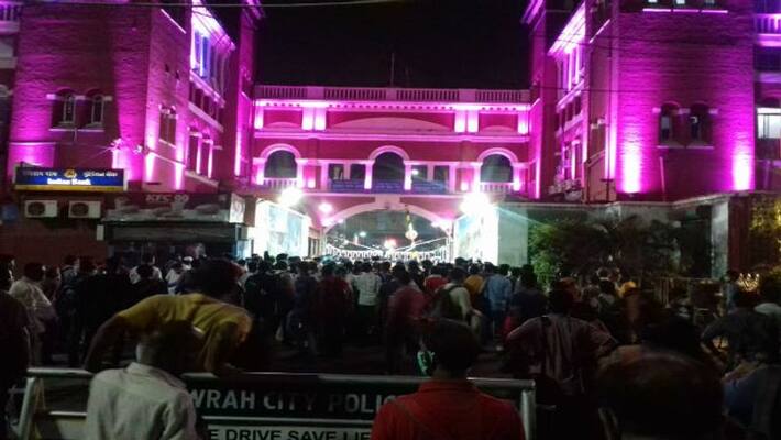Clash between Rail Police and the general passengers in Howrah Station on Saturday Evening Clash between Rail Police and the general passengers in Howrah Station on Saturday Evening