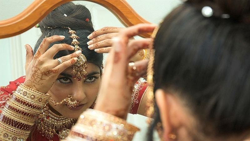 सुरक्षित है निवेश
गोल्ड एक्सचेंज ट्रेडेड फंड्स (ETF) पिछले कुछ महीनों में सुरक्षित निवेश के रूप में लोगों की पसंद बन गया है। कोरोनावायरस महामारी के दौर में निवेशकों ने गोल्ड ईटीएफ में ज्यादा निवेश किया है। एसोसिएशन ऑफ म्यूचुअल फंड्स इन इंडिया (AMFI) के आंकड़ों के मुताबिक, गोल्ड एक्सचेंज ट्रेडेड फंड्स में सितंबर तिमाही में 2,426 करोड़ रुपए का निवेश हुआ। एक साल पहले की समान तिमाही में इसमें 172 करोड़ रुपए का निवेश हुआ था।
(फाइल फोटो)
