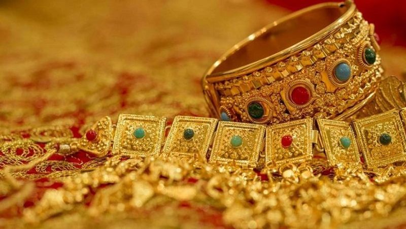 ऑनलाइन खरीद सकते हैं गोल्ड ईटीएफ
गोल्ड ईटीएफ (Gold ETF) को डीमैट अकाउंट के जरिए ऑनलाइन खरीद सकते हैं। इसे कोई जब चाहे, खरीद और बेच सकता है। गोल्ड ईटीएफ में निवेश की शुरुआत 1 ग्राम गोल्ड से भी की जा सकती है। टैक्स के मामले में फिजिकल गोल्ड से यह सस्ता है। गोल्ड ईटीएफ पर लॉन्ग टर्म कैपिटल गेन्स चुकाना होता है। गोल्ड ईटीएफ का इस्तेमाल लोन लेने के लिए सिक्योरिटी के तौर पर भी किया जा सकता है। सोने के गहने पर मेकिंग चार्ज देना होता है, लेकिन गोल्ड ईटीएफ में ऐसा नहीं होता है।
(फाइल फोटो)
