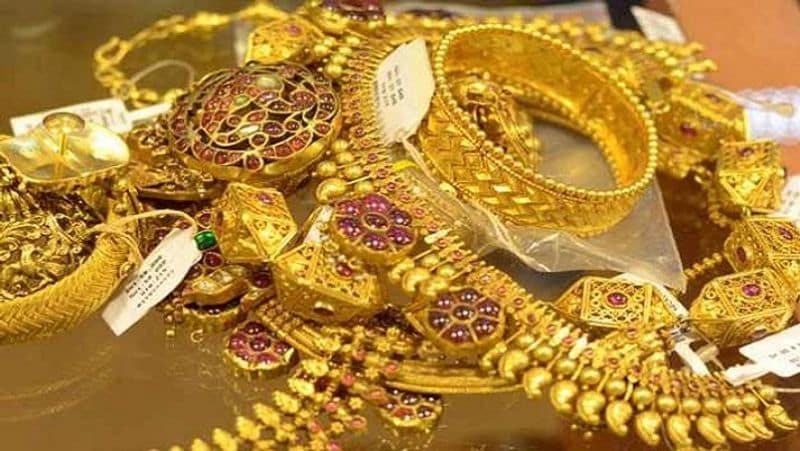 कैसे कर सकते हैं निवेश
गोल्ड ईटीएफ में निवेश के लिए कम से कम एक यूनिट गोल्ड खरीदना जरूरी होता है। हर यूनिट 1 ग्राम की होती है। गोल्ड ईटीएफ की खरीददारी शेयरों की ही तरह होती है। मौजूदा ट्रेडिंग खाते से ही गोल्ड ईटीएफ खरीदा जा सकता है। गोल्ड ईटीएफ की यूनिट डीमैट खाते में जमा होती है। ट्रेडिंग खाते के जरिए ही गोल्ड ईटीएफ को बेचा जाता है।
(फाइल फोटो)
