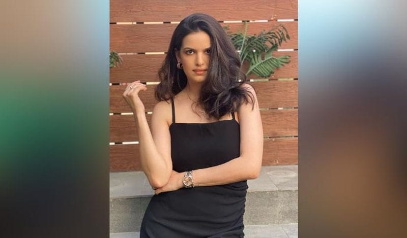 इस मौके पर नताशा ने ब्लैक कलर की ड्रेस पहन रखी थी। लोगों को नताशा का ये बोल्ड लुक काफी पसंद आया। उन्होंने खुले बालों में अपनी सिंगल फोटोज भी अपलोड की। 
