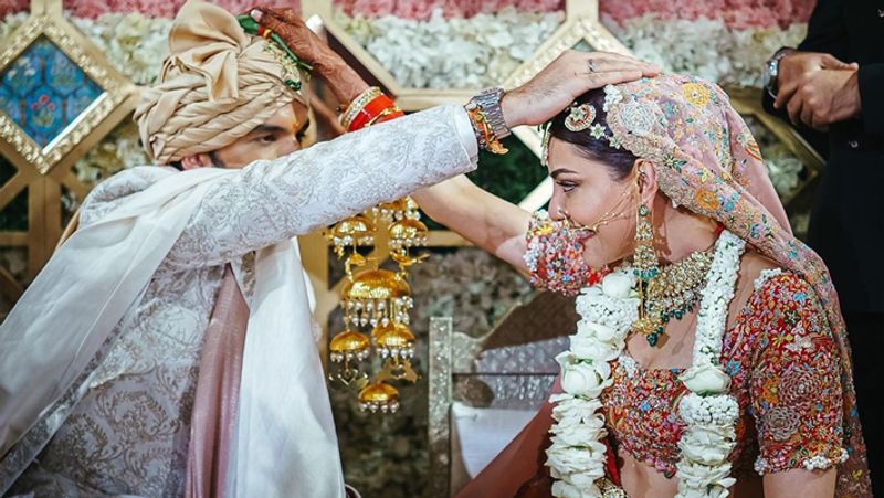 एक फोटो में दूल्हा-दुल्हन को किसी रस्म के दौरान एक-दूसरे के सिर पर हाथ रखे हुए देखा जा सकता है। इसके साथ ही, काजल ने अपने पंजाबी-कश्मीरी शादी के बारे में बात करते हुए एक नोट भी लिखा और बताया कि यह रस्म दक्षिण भारतीय परंपरा से जुड़ी हुई है।