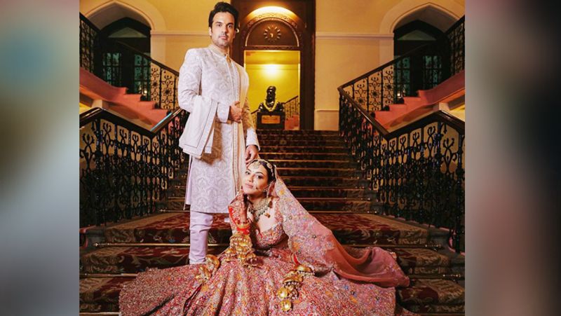 काजल ने अपनी शादी के दिन के लिए गौतम के लुक का खुलासा करते हुए एक और फोटो शेयर की। उन्होंने पोस्ट में लिखा- शादी की योजना बनाने के अपने आप में कई सारे पहलू होते हैं और इसमें महामारी निश्चित रूप से एक बड़ी चुनौती थी। हालांकि, हमने कोविड प्रोटोकॉल का सख्ती से पालन किया, जिसका मतलब था कि हमारी शादी बहुत छोटे स्तर पर हुई, हमारे सभी मेहमानों का परीक्षण किया गया। हम अपने सभी प्रियजनों के लिए बहुत आभारी हैं जो समारोह का हिस्सा बन सके और वो भी जो दूर-दूर से शामिल हुए। हम आप सभी से जल्द ही मिलने की उम्मीद करते हैं।