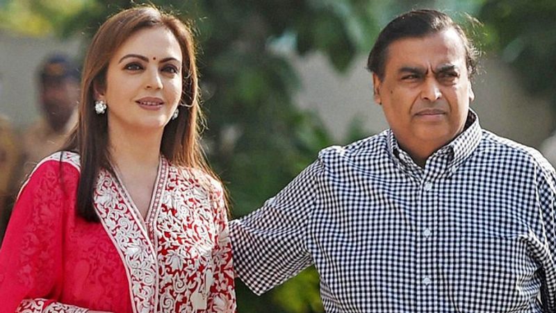 नीता ने शर्माते हुए चेहरा नीचे कर लिया और मुकेश से गाड़ी चलाने को कहा। सिग्नल खुल चुका था और पीछे से कई गाड़ियां हॉर्न बजा रही थीं, लेकिन मुकेश ने कहा, "जब तक तुम जवाब नहीं दोगी, तब तक मैं गाड़ी नहीं चलाऊंगा।" इस बीच रोड पर ट्रैफिक जाम जैसे हालात बन रहे थे। तब नीता ने जवाब दिया था, "यस.. आई विल.. आई विल।"