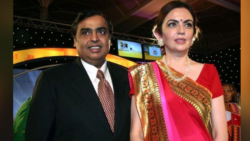 धीरूभाई अंबानी ने नीता और उनके पिता का अपने ऑफिस बुलाया। धीरूभाई ने नीता से कई सारे सवाल किए। उन्होंने पूछा कि क्या तुम मुकेश से मिलना चाहोगी। इसके बाद नीता उनके घर पहुंचीं। दरवाजा खुला तो सामने से सफेद शर्ट और काली पैंट पहने एक शख्स ने दरवाजा खोला। उन्होंने नीता की तरफ हाथ बढ़ाते हुए कहा, "हाय! मैं मुकेश हूं।"
