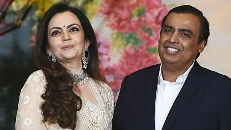 नीता को बिल्कुल यकीन नहीं हो रहा था कि इतने बड़े शख्स उनके सामने खड़े हैं। मुकेश से 6वीं या 7वीं मुलाकात के बाद भी वो कम्फर्ट महसूस नहीं करती थीं। उन्होंने सोच लिया था कि आगे का फैसला वे पढ़ाई पूरी होने के बाद ही लेंगी।